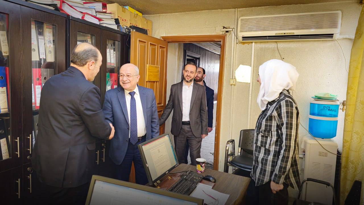 خلال جولته على موظفي الوزارة .. الوزير بدر يؤكد على تحسين بيئة العمل